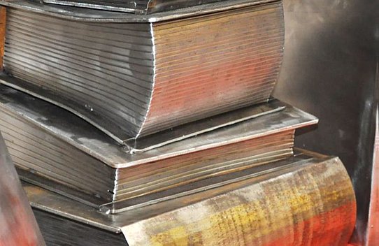 Detail Lesebank Bücherstapel
