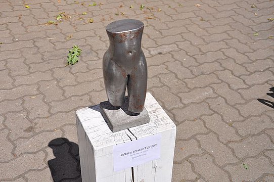 weiblicher Torso mit Metall umhüllt