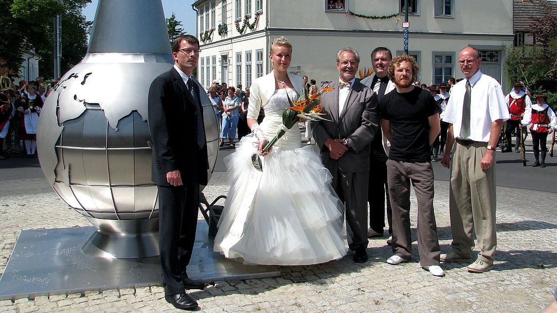 Einweihung der Strelitzienskulptur